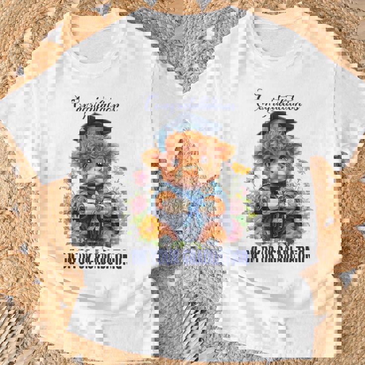 Cute Graduation Highland Cow Holding DiplomaShirt T-Shirt Gifts for Old Men Cute Graduation Highland Cow Holding DiplomaShirt T-Shirt Gifts for Old Men