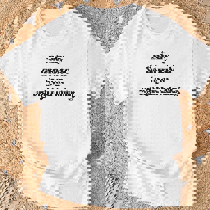 Fácilmente Distraído Por Un Perro Dog Dad Mom English Bulldog Camiseta unisex Regalos para ancianos