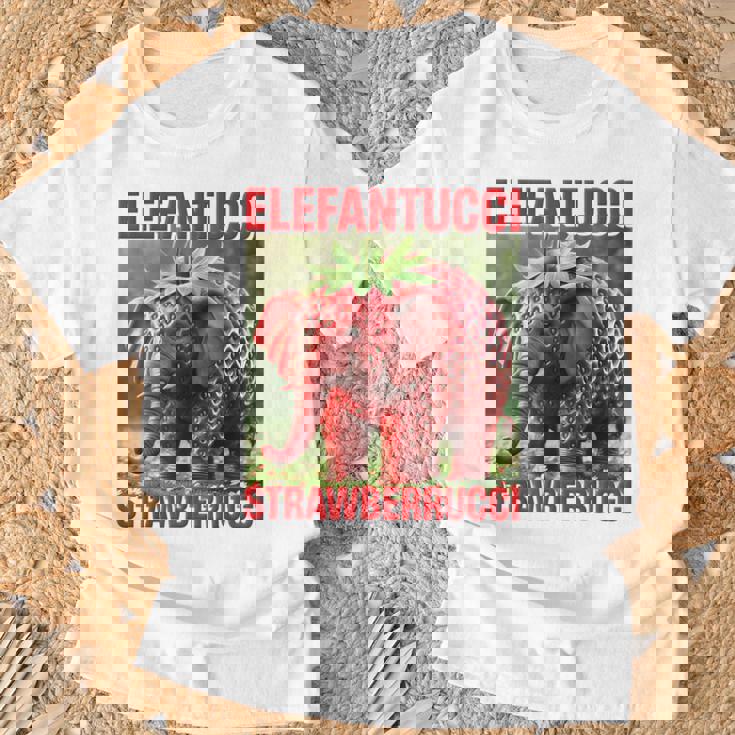 Brainrot Animal Gen Alpha Meme ストロベリーエレファント Tシャツ 高齢者への贈り物