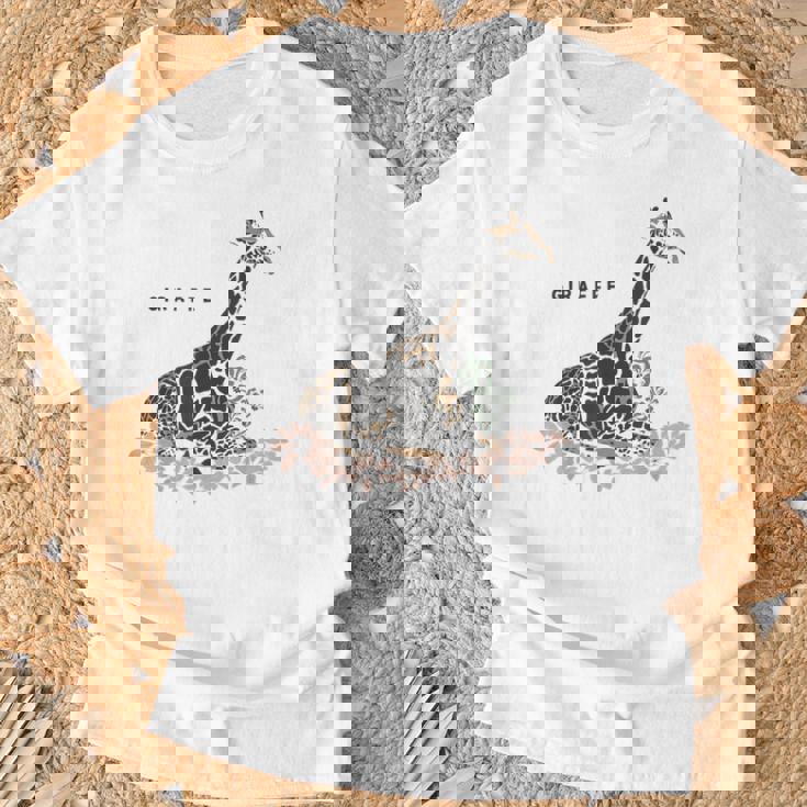 Giraffe キリン イラスト おしゃれ かっこいい キリンの絵 リアル 熱帯の花 野生生物 キリン好き Tシャツ 高齢者への贈り物