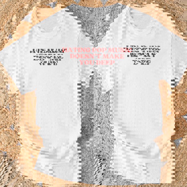 Hating Pop Music Doesn't Make You Deep Y2k Aesthetic Tシャツ 高齢者への贈り物