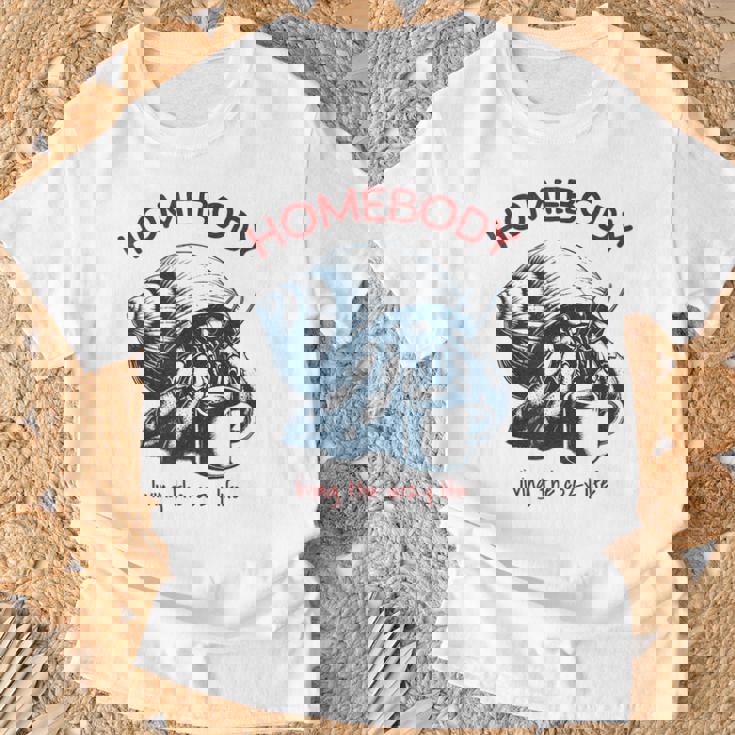 Homebody 居心地の良い生活 面白いヤドカリとコーヒー Tシャツ 高齢者への贈り物
