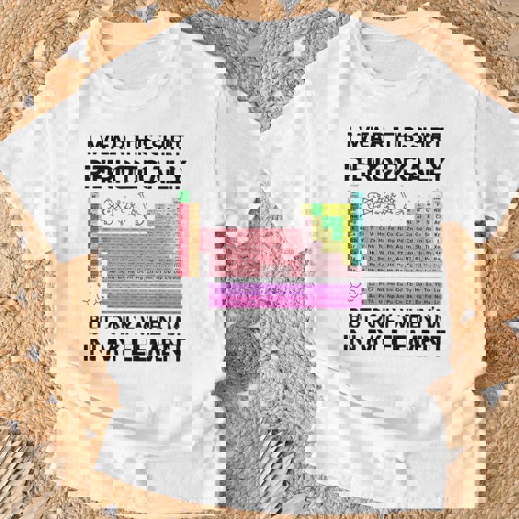 Juego De Palabras De Química Divertido Con Tabla Periódica Camiseta unisex Regalos para ancianos