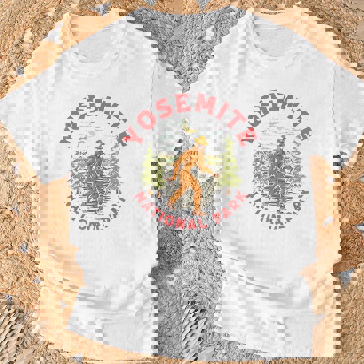 Yosemite National Park Ranger Bigfoot 80Sasquatch Tシャツ 高齢者への贈り物