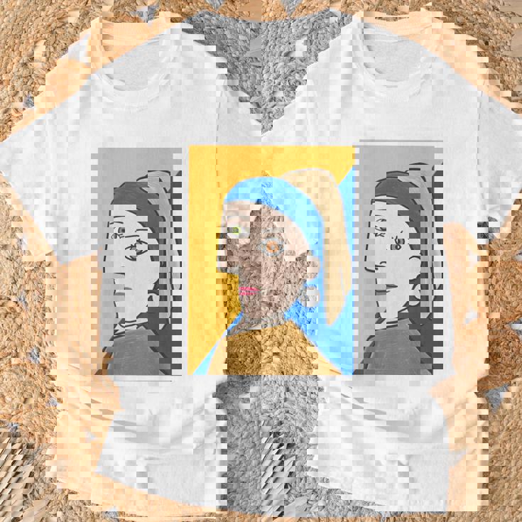 《バックプリント・背中側》【ピカソ風】真珠の耳飾りの少女／フェルメール（パロディ）【世界の名画】面白い Tシャツ 高齢者への贈り物