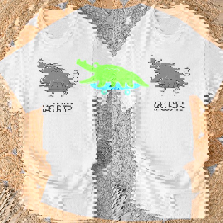 【バックプリント・背中側】楽して行こうワニ（Lacusite）スケボー【変なデザイン屋さん】ブランド パロディ 面白い Tシャツ 高齢者への贈り物