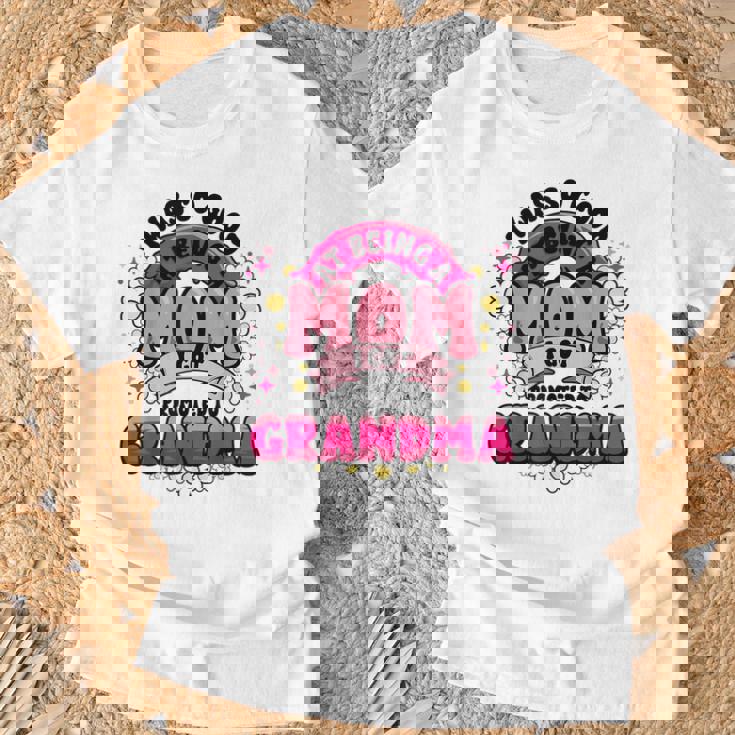 お母さんはおばあちゃんに昇進しました新しいおばあちゃんママ面白い母の日 Tシャツ 高齢者への贈り物