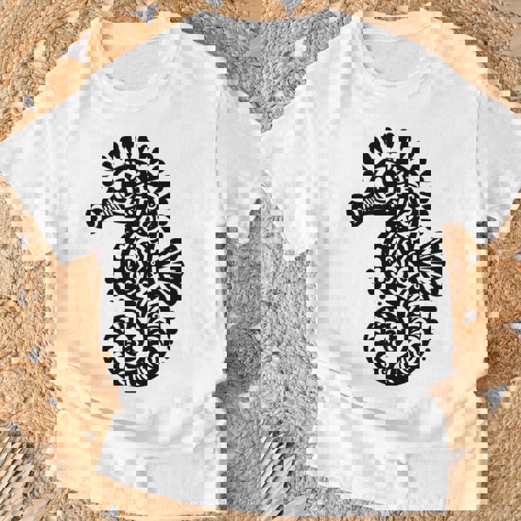 かわいいタツノオトシゴ ポリネシア トライバル マオリ柄 タツノオトシゴ 長袖tシャツ Tシャツ 高齢者への贈り物