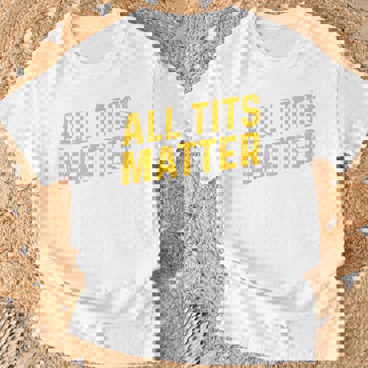 すべてのおっぱいは重要 Tシャツ 高齢者への贈り物