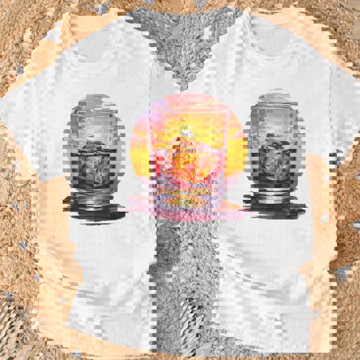 エレガントなウイスキーの夕日 Tシャツ 高齢者への贈り物