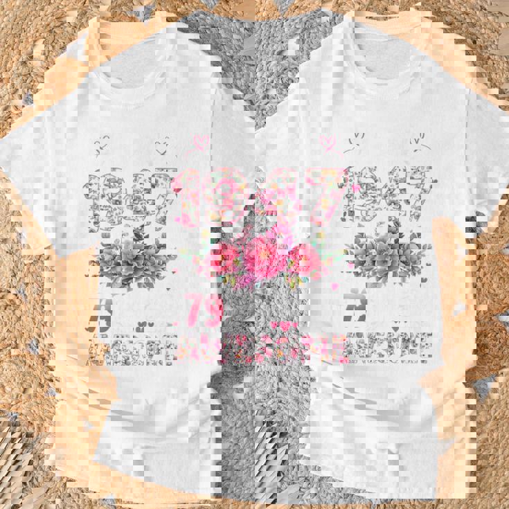 オンバック 79歳 1947年4月 花柄 79歳の誕生日 Tシャツ 高齢者への贈り物