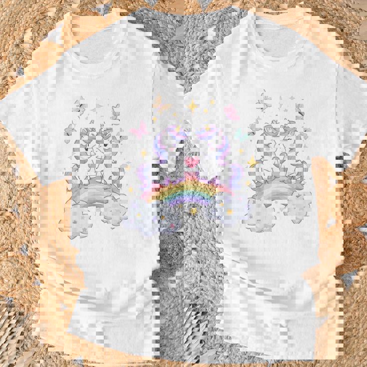 キッズ ユニコーンバタフライは、女の子向けの心と虹のアートを備えています Tシャツ 高齢者への贈り物