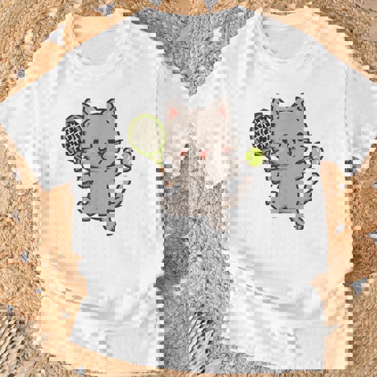 テニスをする猫。かわいいスポーツ猫。 Tシャツ 高齢者への贈り物