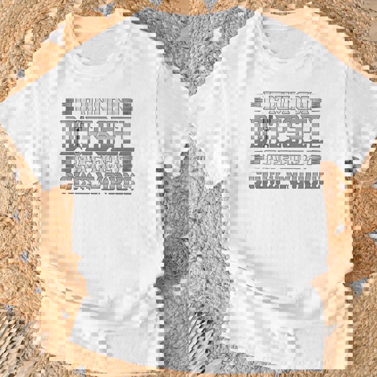 ディーゼルカフェインで走るトラック運転手 Tシャツ 高齢者への贈り物