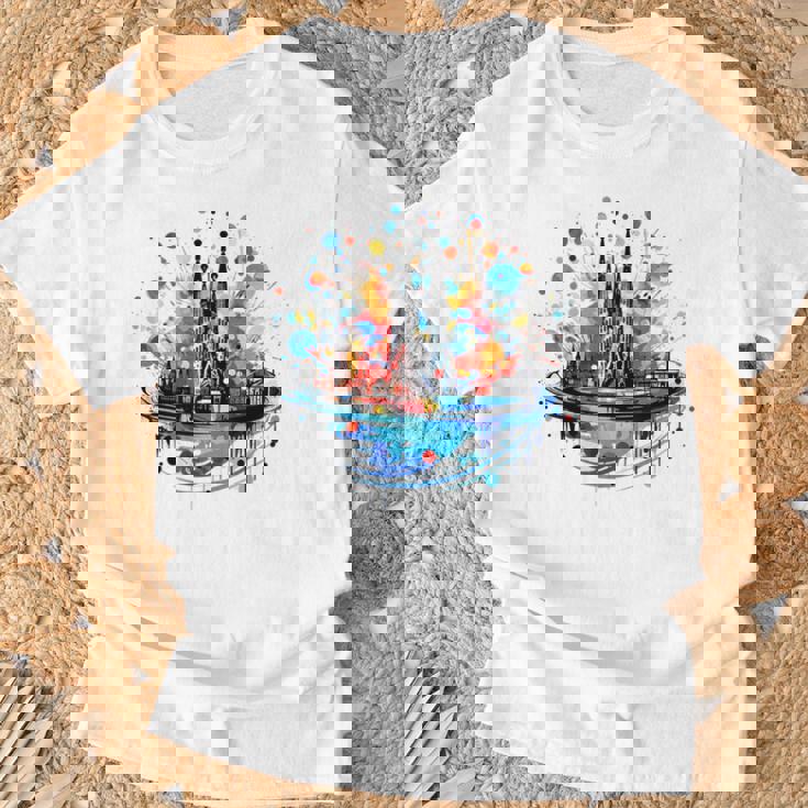 バルセロナのサグラダ ファミリアの美しいイラスト Tシャツ 高齢者への贈り物