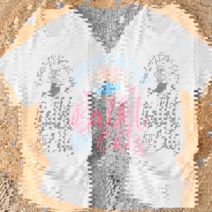 バレエダンサー ダンスガール バレリーナ 猫 気が散りやすい Tシャツ 高齢者への贈り物