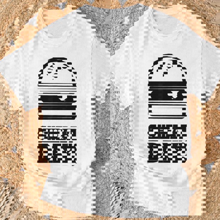 ファニージム チートデー ハンバーガー キャブ フード Tシャツ 高齢者への贈り物