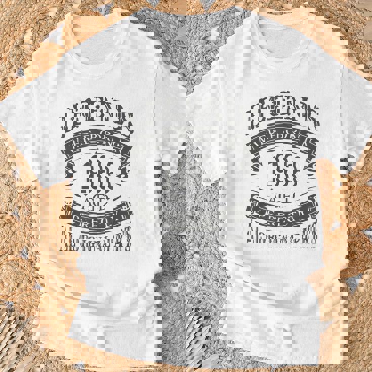 レジェンドは1966年に誕生し、すべてのオリジナルパーツを完璧に熟成させました。 Tシャツ 高齢者への贈り物