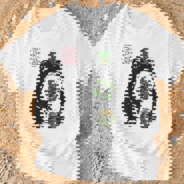 不機嫌そうなカエル 面白い 聖パトリックデー クローバーリーフ アニメ 日本語 Tシャツ 高齢者への贈り物