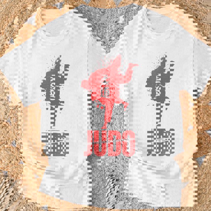 柔道着のクールな柔道tシャツ。 Tシャツ 高齢者への贈り物