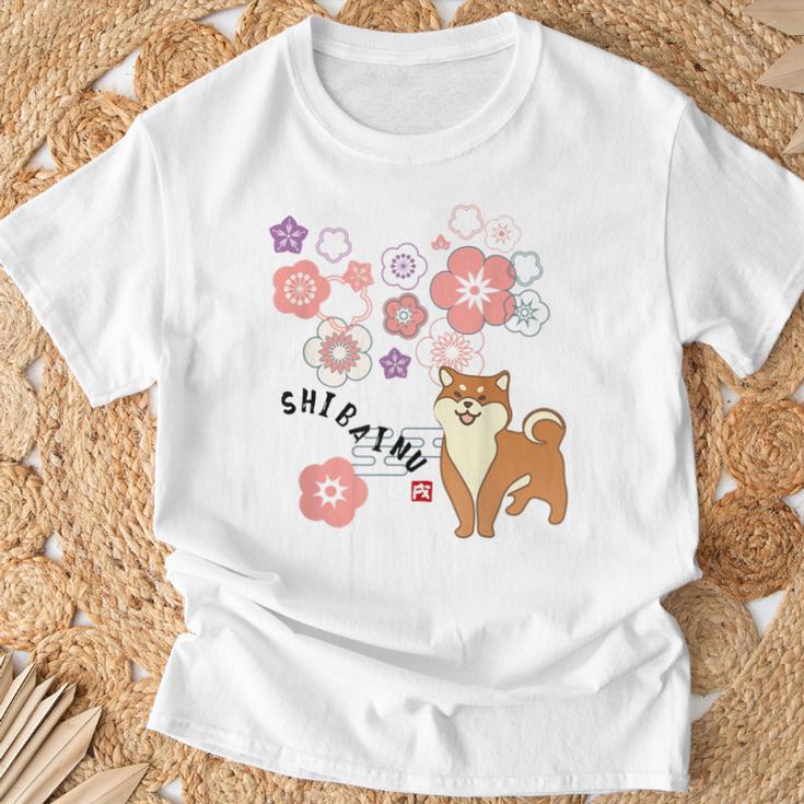 柴犬 梅の花 和柄 かわいいイラスト 犬好き お花見 Tシャツ 高齢者への贈り物