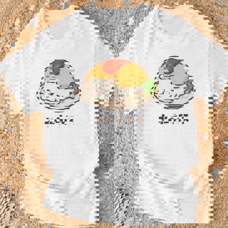 白猫×オムライスのゆるかわイラスト 猫好き・ごはん好き向け おもしろ ネタ系 癒しデザイン Tシャツ 高齢者への贈り物