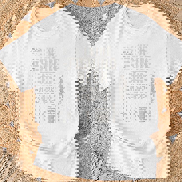 私はビール釣りが好きで、背中には3人で面白い釣りが好きです。 Tシャツ 高齢者への贈り物