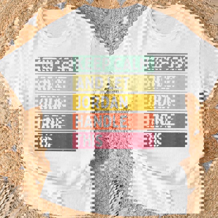 落ち着いて、ジョーダンにこの面白いレトロな引用を任せてください Tシャツ 高齢者への贈り物
