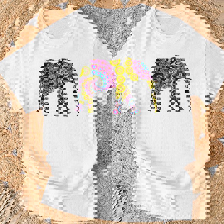 象のシルエット、かわいいボヘミアンデザイン。 Tシャツ 高齢者への贈り物