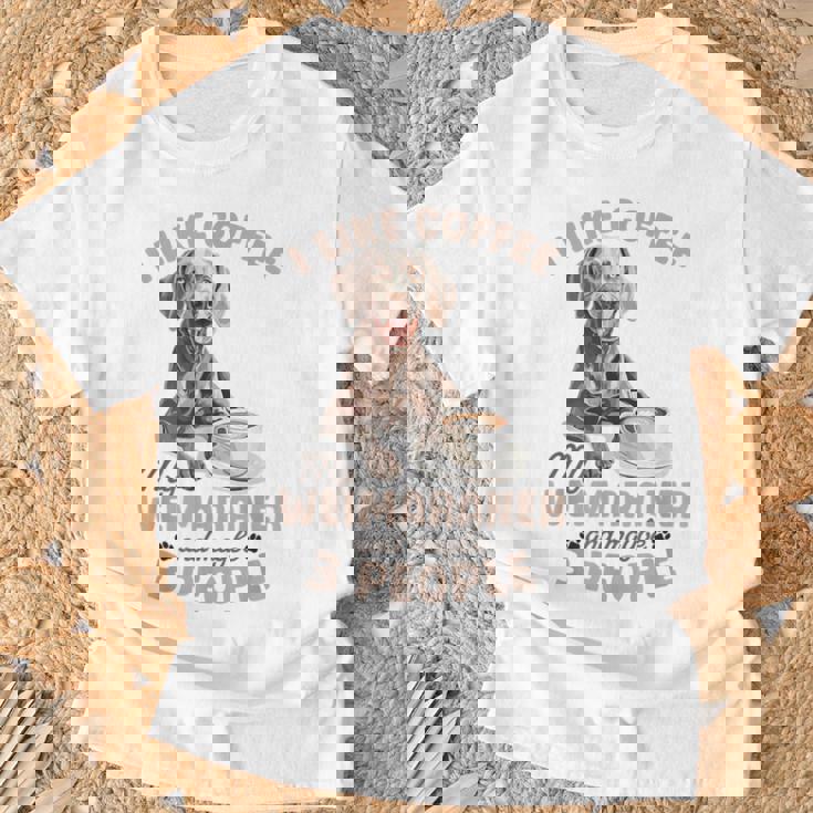 面白いワイマラナー犬私はコーヒーが好き、ワイマラナーと多分。 Tシャツ 高齢者への贈り物