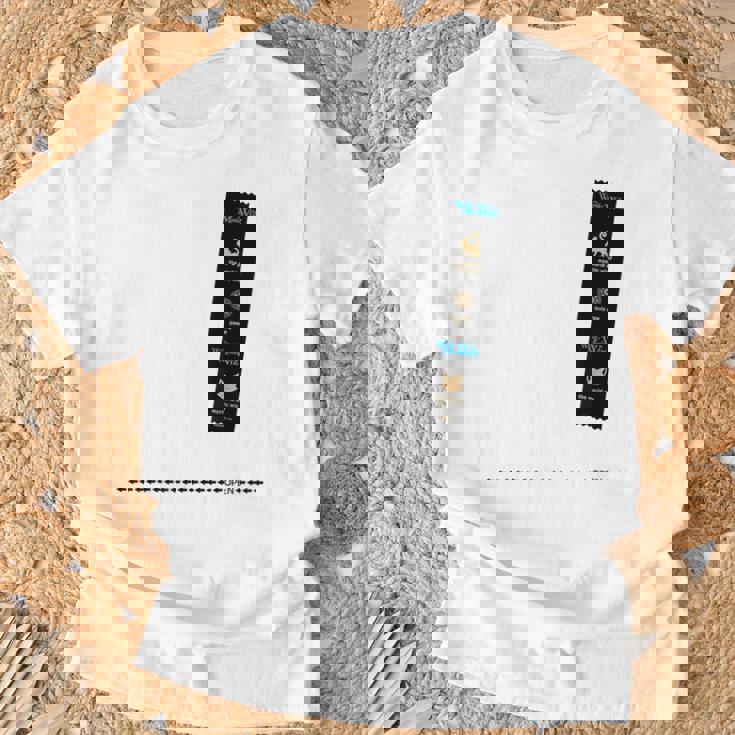 黒猫のウィズ 段ボールとウィズ C Tシャツ 高齢者への贈り物