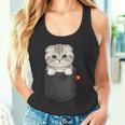 ポケットに入ったスコティッシュフォールド猫 のぞくかわいい子猫 タンクトップ
