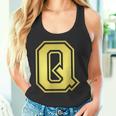 大文字 Q プリントされた明るいスタイルのデザイン。 タンクトップ