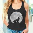 月に吠えるオオカミのシルエット。 タンクトップ
