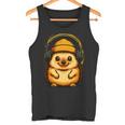 かわいいハリネズミ、ビーニーとヘッドフォン、居心地の良い音楽愛好家。 長袖tシャツ タンクトップ