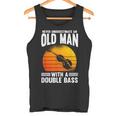 コントラバスの老人を過小評価しないでください タンクトップ