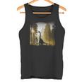 夜明けの竜脚類恐竜の森 リアルなグラフィックデザイン タンクトップ