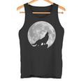 月に吠えるオオカミのシルエット。 タンクトップ