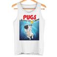 ニューヨーク港でゴム製のアヒルのおもちゃで遊ぶかわいいパグ犬 長袖tシャツ タンクトップ
