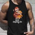 Punch Keep Holding On Cute Baby Monkey グラフィック タンクトップ 彼への贈り物
