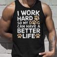 I Work Hardo My Dog Can Have A Better Life おかしな犬の飼い主 タンクトップ 彼への贈り物