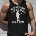 ギターで老人を過小評価しないでください面白い引用 長袖tシャツ タンクトップ 彼への贈り物