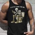 スマートフォン付きトイレのスケルトン ゴシックユーモア タンクトップ 彼への贈り物