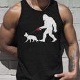 レトロ ビッグフット ウォーキング ジャーマンシェパード 犬 おもしろい サスカッチ 長袖tシャツ タンクトップ 彼への贈り物