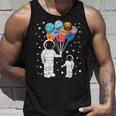 宇宙飛行士 宇宙飛行士 面白い宇宙小人太陽系 天文学 タンクトップ 彼への贈り物