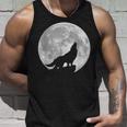 月に吠えるオオカミのシルエット。 タンクトップ 彼への贈り物