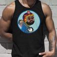 赤ちゃんをおんぶしたファンキー男 ハート型のサングラス ミニダルマ ヒゲ ファイヤーパターンのヘルメット タンクトップ 彼への贈り物