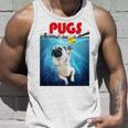 ニューヨーク港でゴム製のアヒルのおもちゃで遊ぶかわいいパグ犬 長袖tシャツ タンクトップ 彼への贈り物