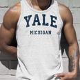 ミシガン州イェールミシガン州ヴィンテージアスレチックスポーツデザイン タンクトップ 彼への贈り物