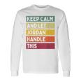 落ち着いて、ジョーダンにこの面白いレトロな引用を任せてください 長袖Tシャツ ギフトのアイデア